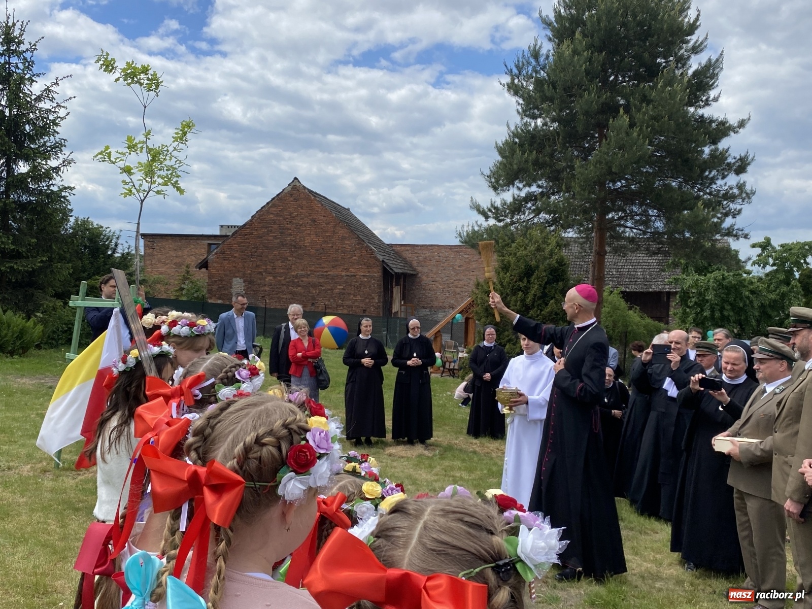 Zdjęcie w galerii na portalu naszraciborz.pl: Wielkie święto w Raciborzu-Brzeziu. Finał Dni Dulcissimiańskich i posadzenie Dębu Niepodległości [FOTO i WIDEO] wiadomości z regionu