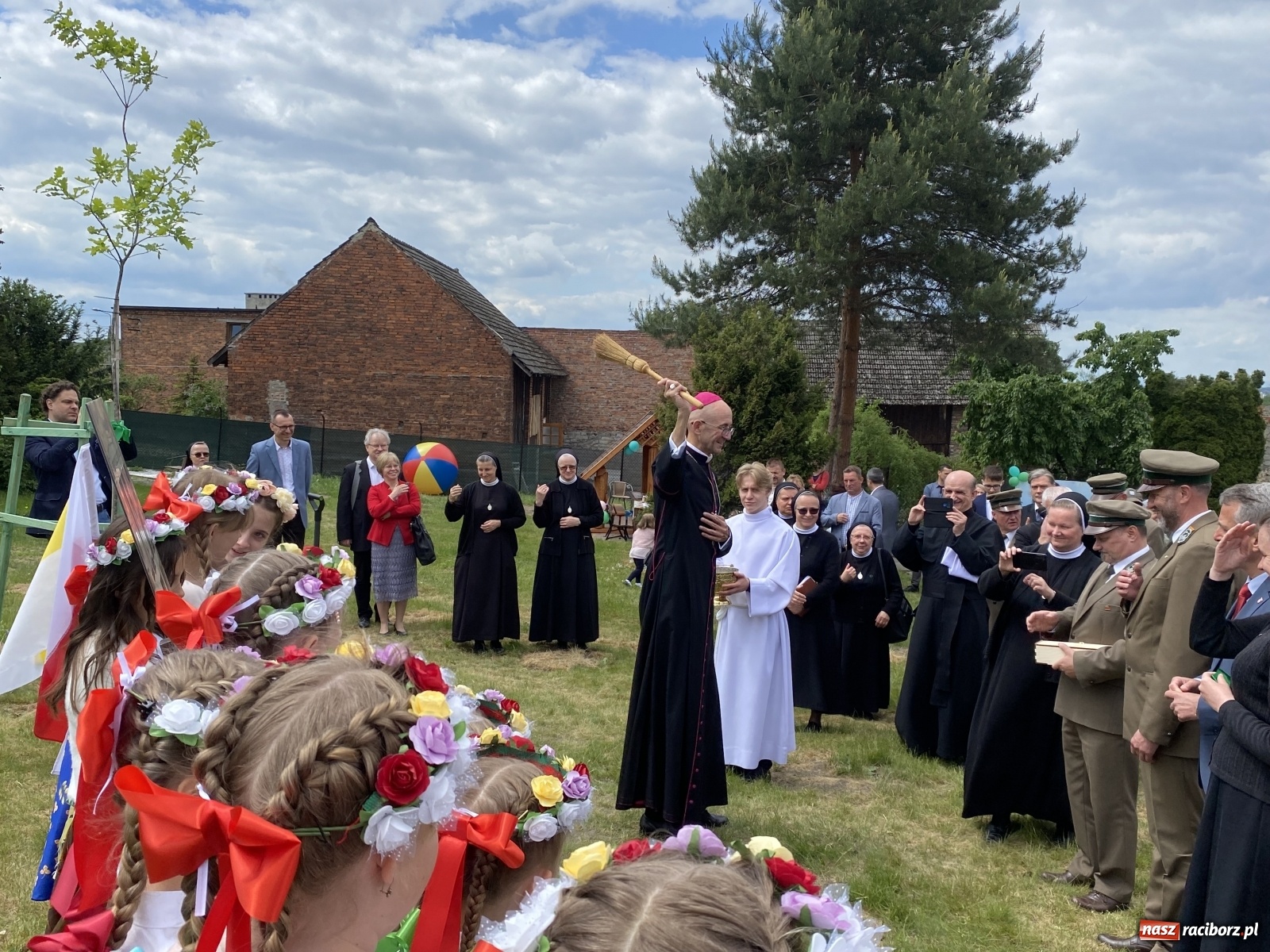 Zdjęcie w galerii na portalu naszraciborz.pl: Wielkie święto w Raciborzu-Brzeziu. Finał Dni Dulcissimiańskich i posadzenie Dębu Niepodległości [FOTO i WIDEO] wiadomości z regionu