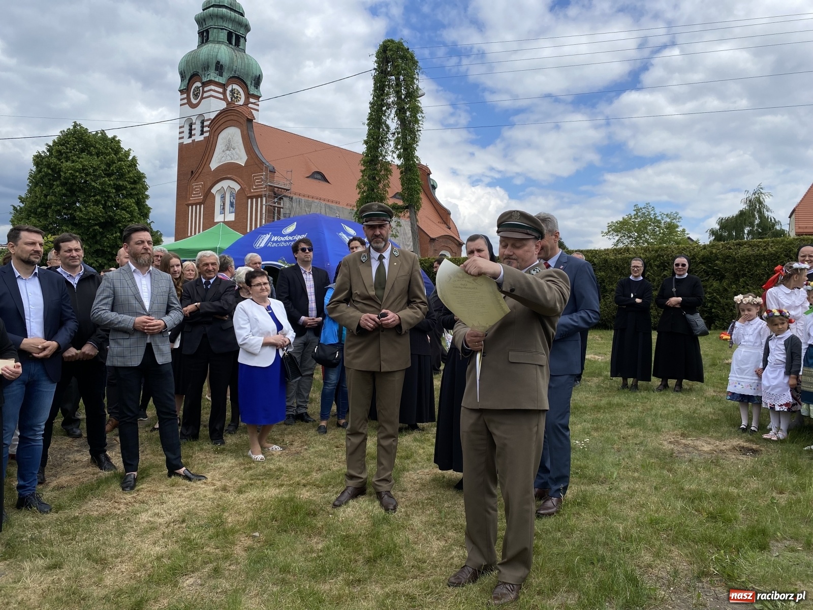 Zdjęcie w galerii na portalu naszraciborz.pl: Wielkie święto w Raciborzu-Brzeziu. Finał Dni Dulcissimiańskich i posadzenie Dębu Niepodległości [FOTO i WIDEO] wiadomości z regionu