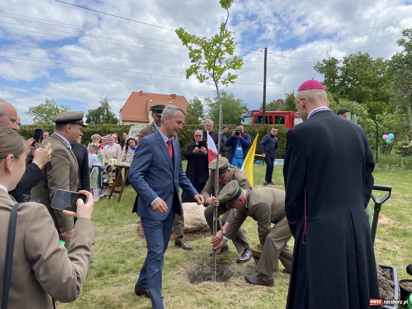 Zdjęcie w galerii na portalu naszraciborz.pl: Wielkie święto w Raciborzu-Brzeziu. Finał Dni Dulcissimiańskich i posadzenie Dębu Niepodległości [FOTO i WIDEO] wiadomości z regionu