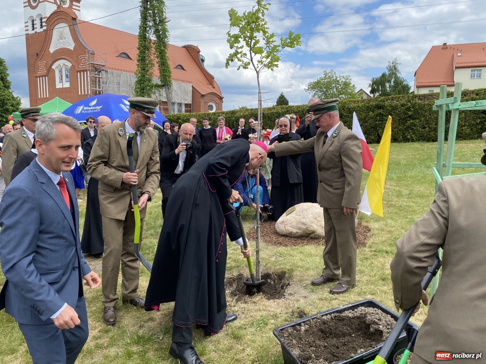 Zdjęcie w galerii na portalu naszraciborz.pl: Wielkie święto w Raciborzu-Brzeziu. Finał Dni Dulcissimiańskich i posadzenie Dębu Niepodległości [FOTO i WIDEO] wiadomości z regionu
