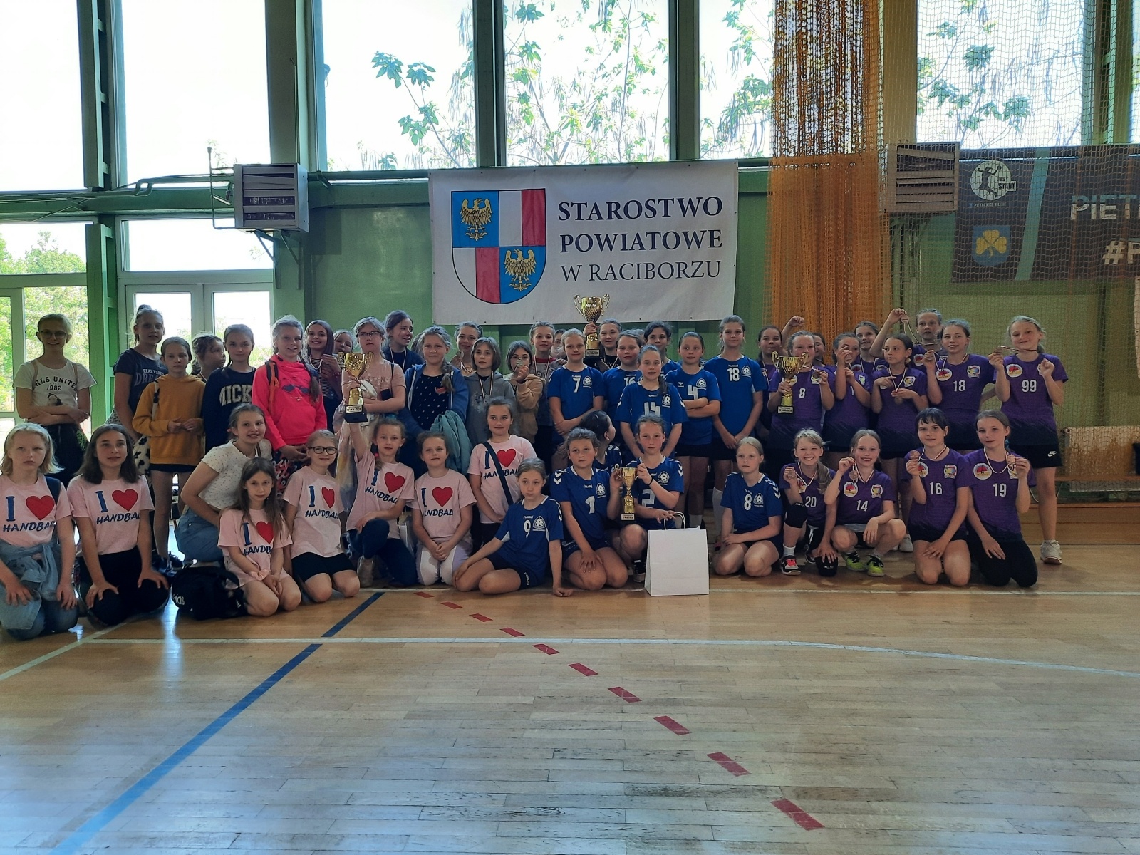 Zdjęcie w galerii na portalu naszraciborz.pl: Pierwszy kuźniański turniej piłki ręcznej dziewcząt o puchar starosty raciborskiego wiadomości z regionu