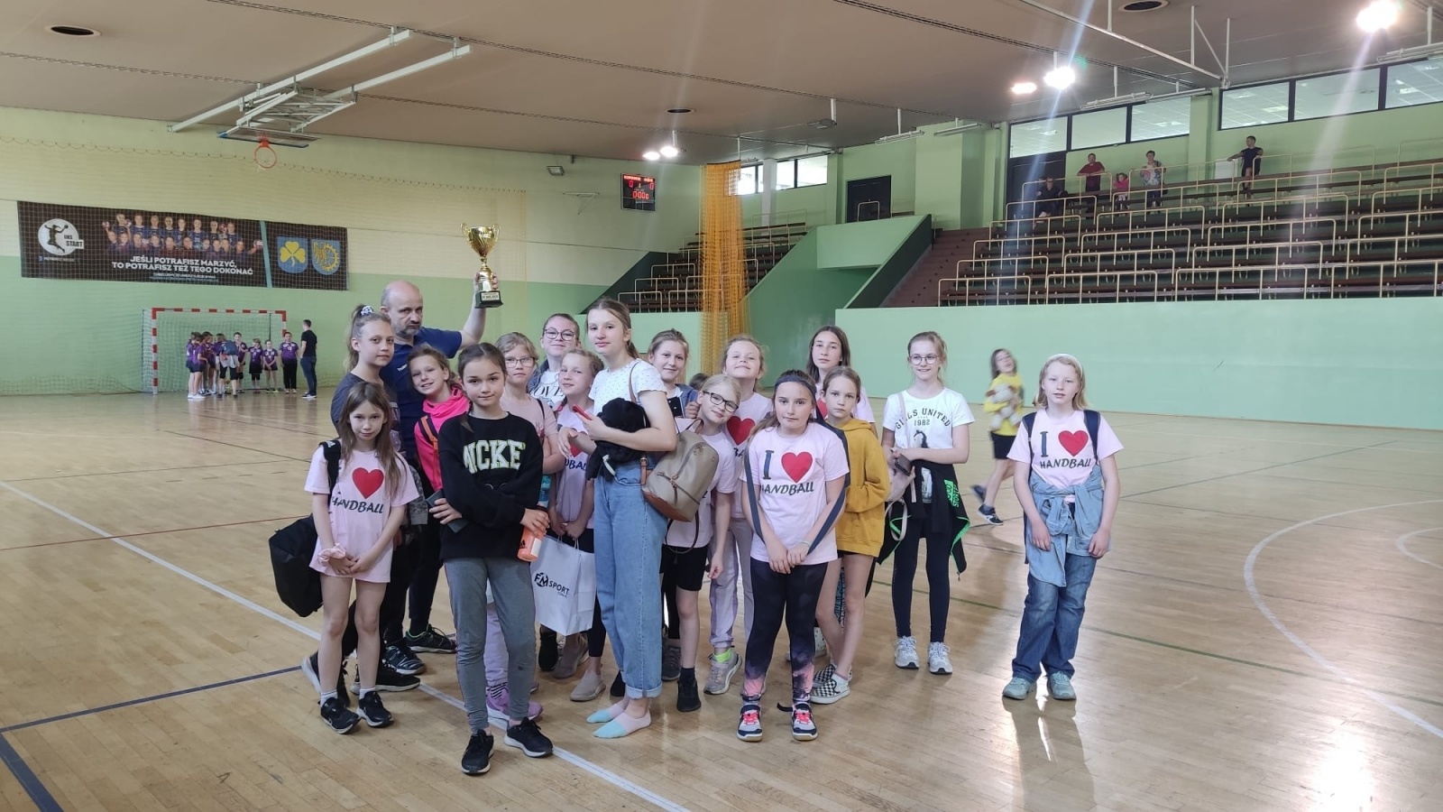 Zdjęcie w galerii na portalu naszraciborz.pl: Pierwszy kuźniański turniej piłki ręcznej dziewcząt o puchar starosty raciborskiego wiadomości z regionu