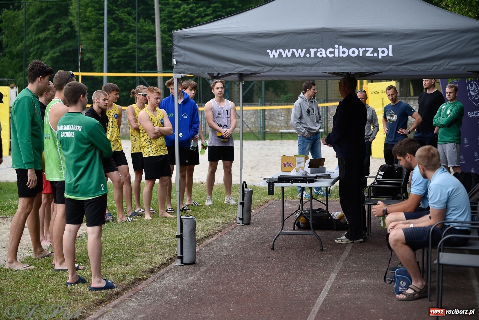 Zdjęcie w galerii na portalu naszraciborz.pl: Półfinał mistrzostw Śląska juniorów w siatkówce plażowej w Raciborzu i Krzanowicach [FOTO] wiadomości z regionu
