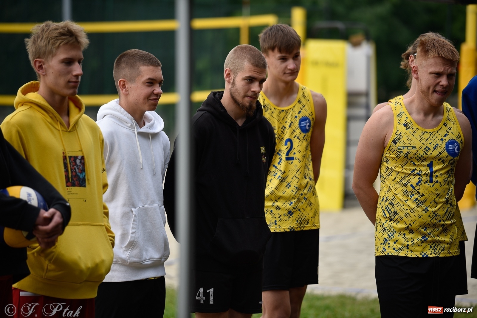 Zdjęcie w galerii na portalu naszraciborz.pl: Półfinał mistrzostw Śląska juniorów w siatkówce plażowej w Raciborzu i Krzanowicach [FOTO] wiadomości z regionu