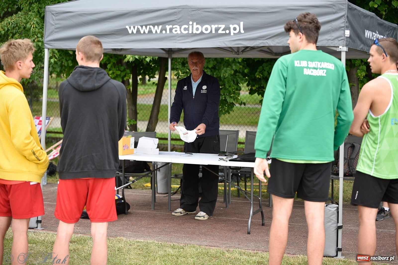 Zdjęcie w galerii na portalu naszraciborz.pl: Półfinał mistrzostw Śląska juniorów w siatkówce plażowej w Raciborzu i Krzanowicach [FOTO] wiadomości z regionu