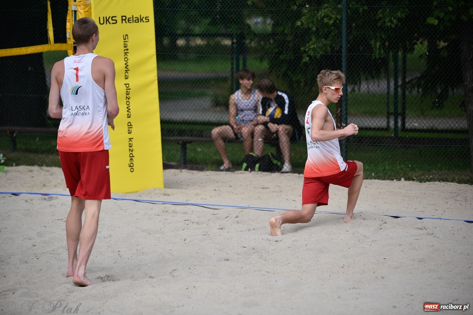 Zdjęcie w galerii na portalu naszraciborz.pl: Półfinał mistrzostw Śląska juniorów w siatkówce plażowej w Raciborzu i Krzanowicach [FOTO] wiadomości z regionu