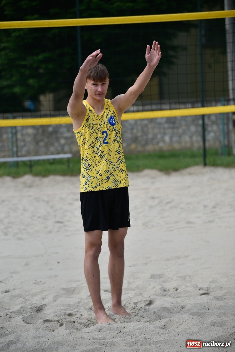 Zdjęcie w galerii na portalu naszraciborz.pl: Półfinał mistrzostw Śląska juniorów w siatkówce plażowej w Raciborzu i Krzanowicach [FOTO] wiadomości z regionu