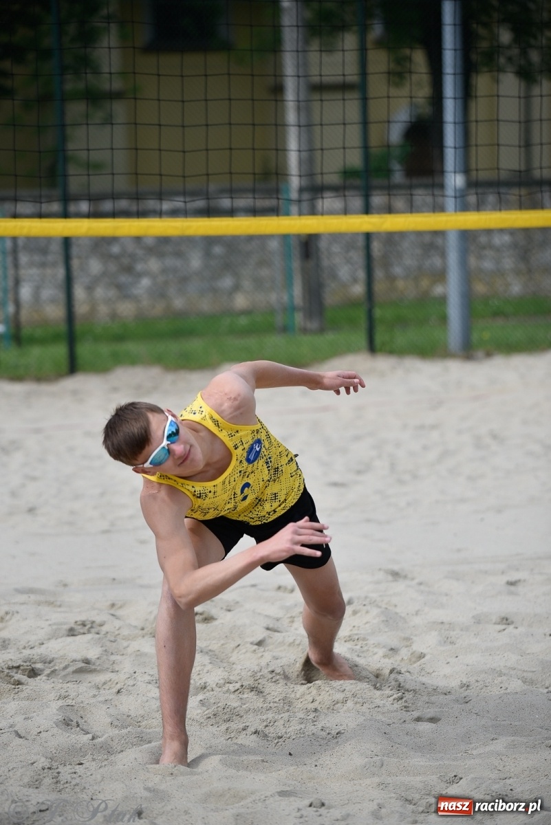Zdjęcie w galerii na portalu naszraciborz.pl: Półfinał mistrzostw Śląska juniorów w siatkówce plażowej w Raciborzu i Krzanowicach [FOTO] wiadomości z regionu