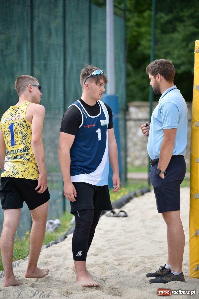 Zdjęcie w galerii na portalu naszraciborz.pl: Półfinał mistrzostw Śląska juniorów w siatkówce plażowej w Raciborzu i Krzanowicach [FOTO] wiadomości z regionu