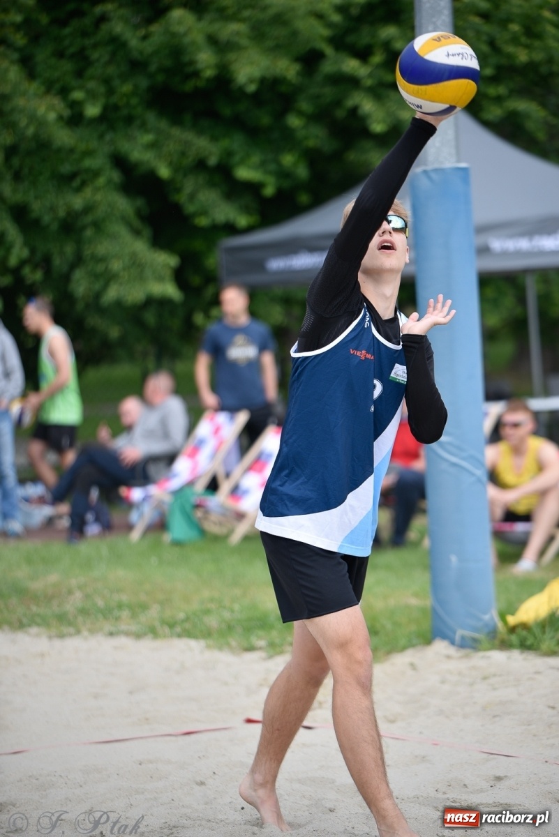 Zdjęcie w galerii na portalu naszraciborz.pl: Półfinał mistrzostw Śląska juniorów w siatkówce plażowej w Raciborzu i Krzanowicach [FOTO] wiadomości z regionu