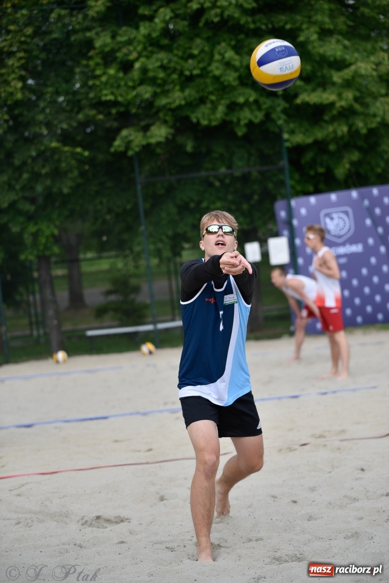 Zdjęcie w galerii na portalu naszraciborz.pl: Półfinał mistrzostw Śląska juniorów w siatkówce plażowej w Raciborzu i Krzanowicach [FOTO] wiadomości z regionu