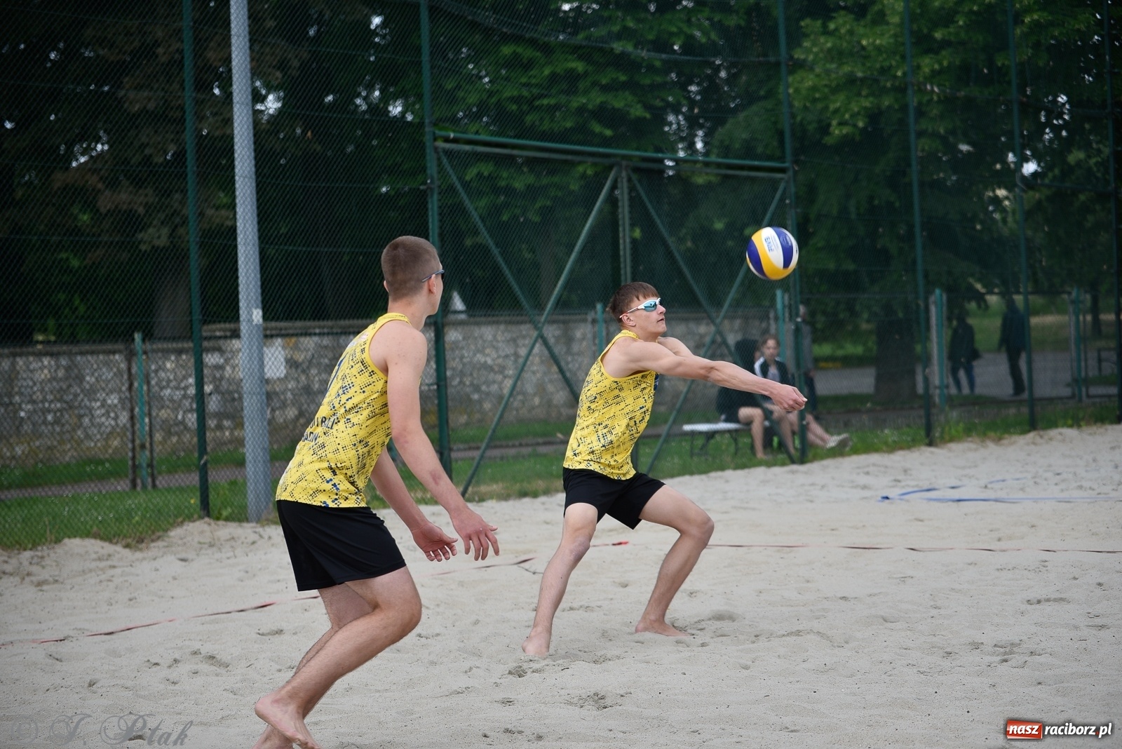 Zdjęcie w galerii na portalu naszraciborz.pl: Półfinał mistrzostw Śląska juniorów w siatkówce plażowej w Raciborzu i Krzanowicach [FOTO] wiadomości z regionu