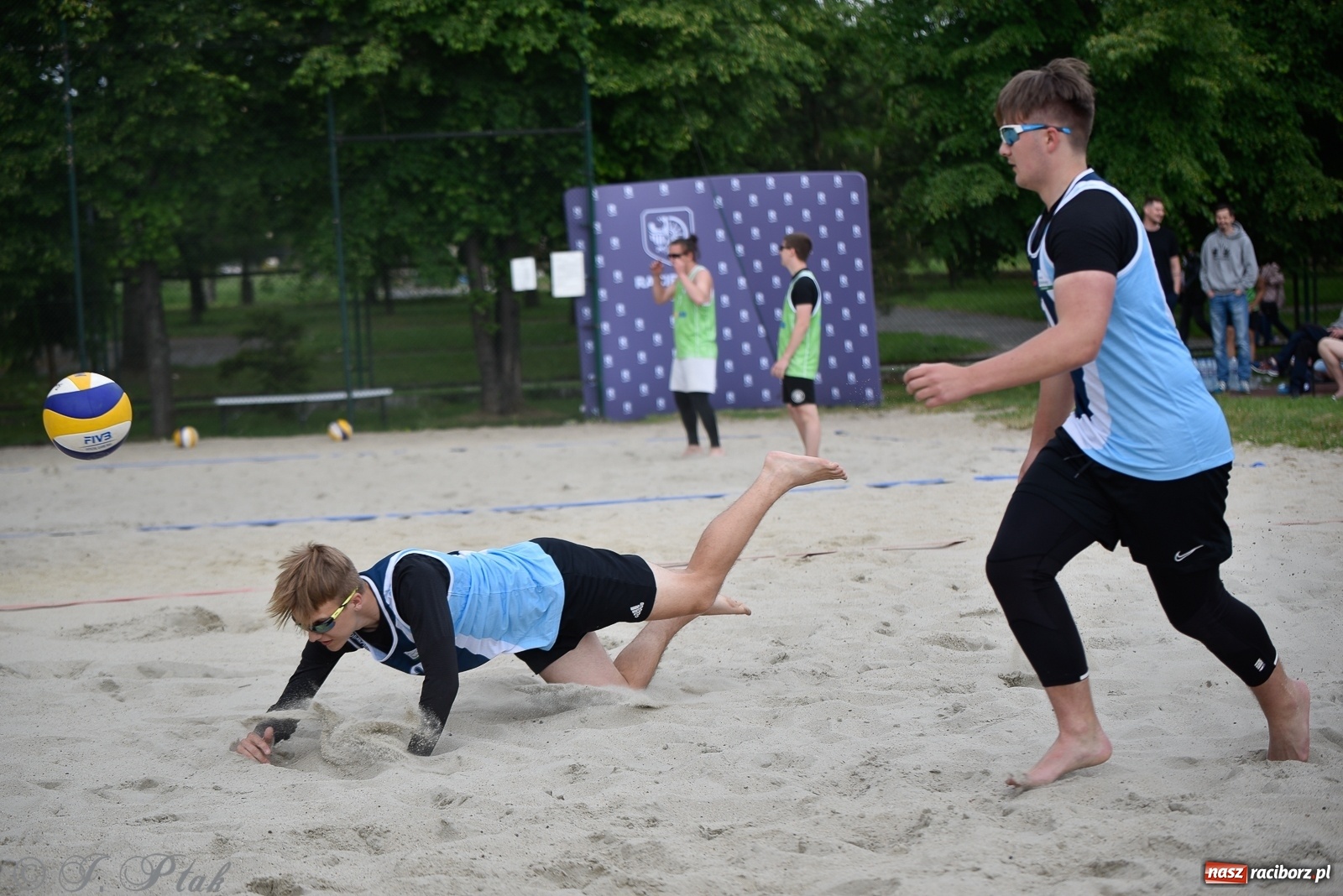 Zdjęcie w galerii na portalu naszraciborz.pl: Półfinał mistrzostw Śląska juniorów w siatkówce plażowej w Raciborzu i Krzanowicach [FOTO] wiadomości z regionu