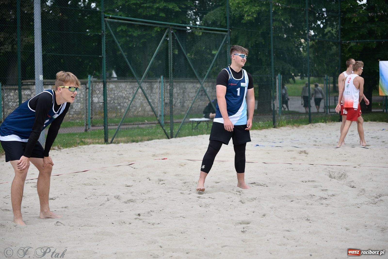 Zdjęcie w galerii na portalu naszraciborz.pl: Półfinał mistrzostw Śląska juniorów w siatkówce plażowej w Raciborzu i Krzanowicach [FOTO] wiadomości z regionu