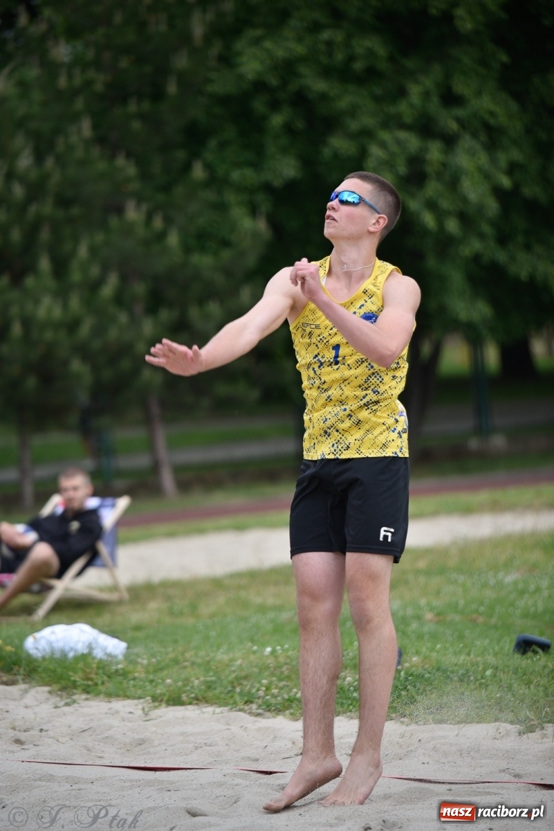 Zdjęcie w galerii na portalu naszraciborz.pl: Półfinał mistrzostw Śląska juniorów w siatkówce plażowej w Raciborzu i Krzanowicach [FOTO] wiadomości z regionu