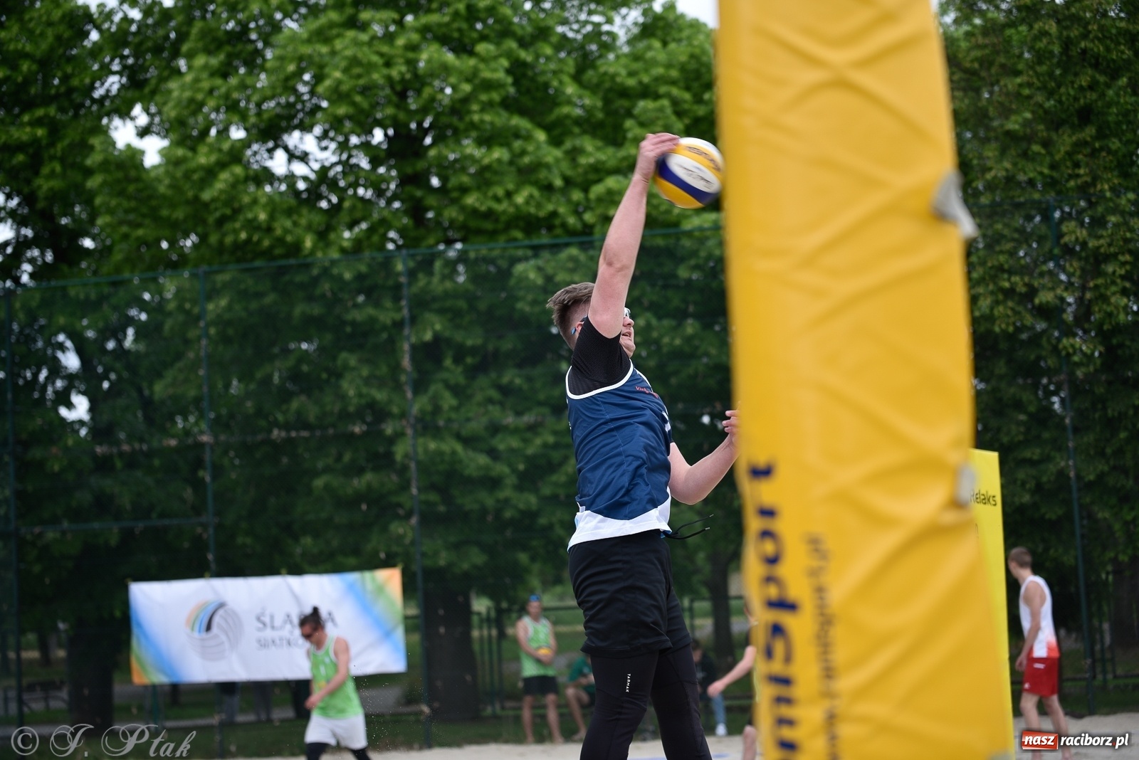Zdjęcie w galerii na portalu naszraciborz.pl: Półfinał mistrzostw Śląska juniorów w siatkówce plażowej w Raciborzu i Krzanowicach [FOTO] wiadomości z regionu