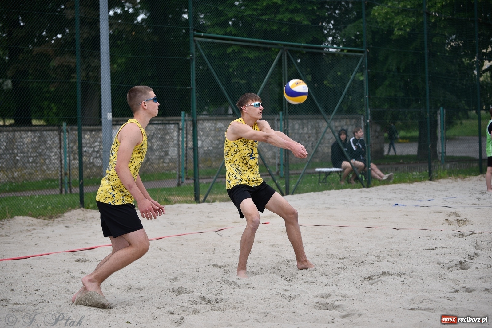 Zdjęcie w galerii na portalu naszraciborz.pl: Półfinał mistrzostw Śląska juniorów w siatkówce plażowej w Raciborzu i Krzanowicach [FOTO] wiadomości z regionu