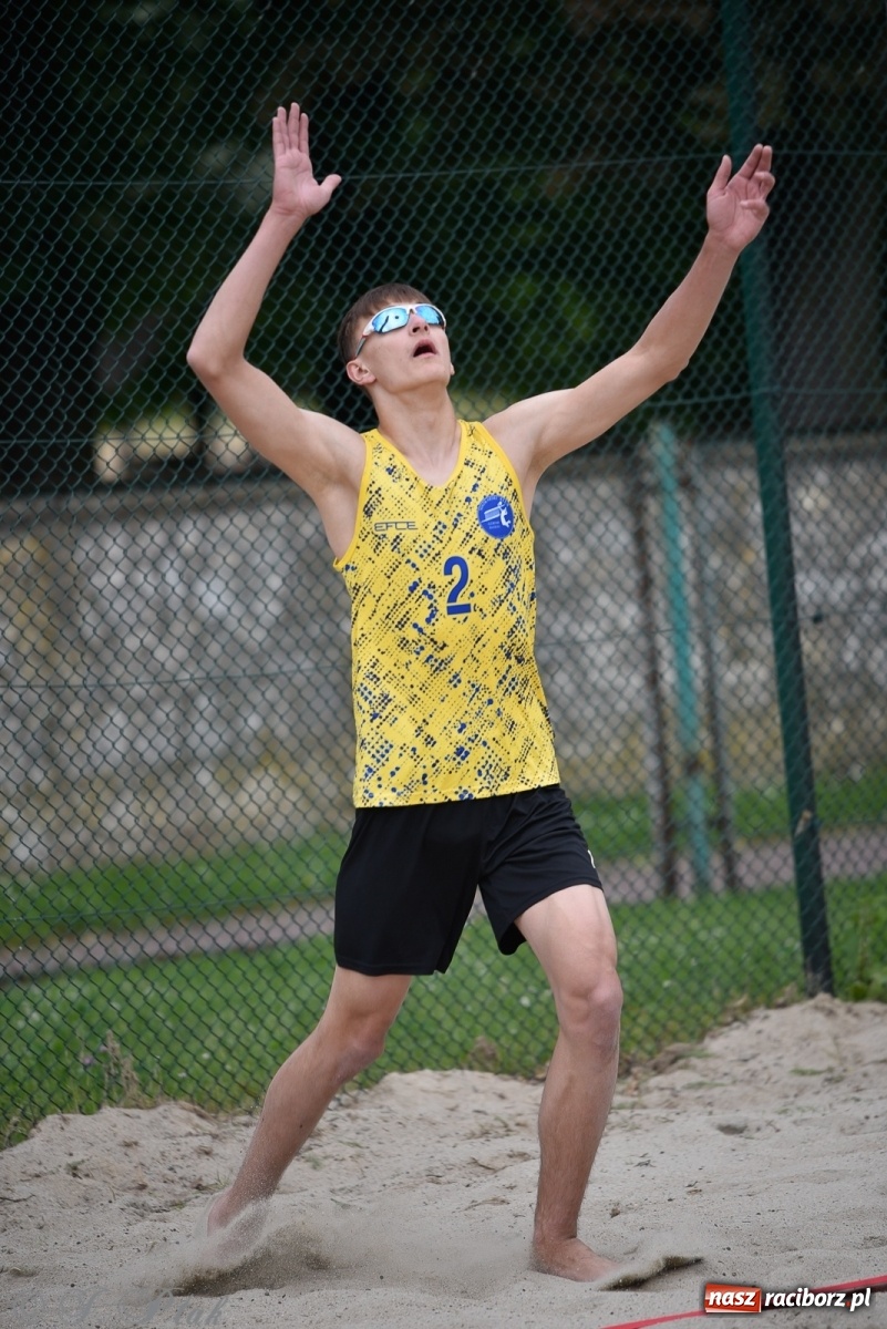 Zdjęcie w galerii na portalu naszraciborz.pl: Półfinał mistrzostw Śląska juniorów w siatkówce plażowej w Raciborzu i Krzanowicach [FOTO] wiadomości z regionu