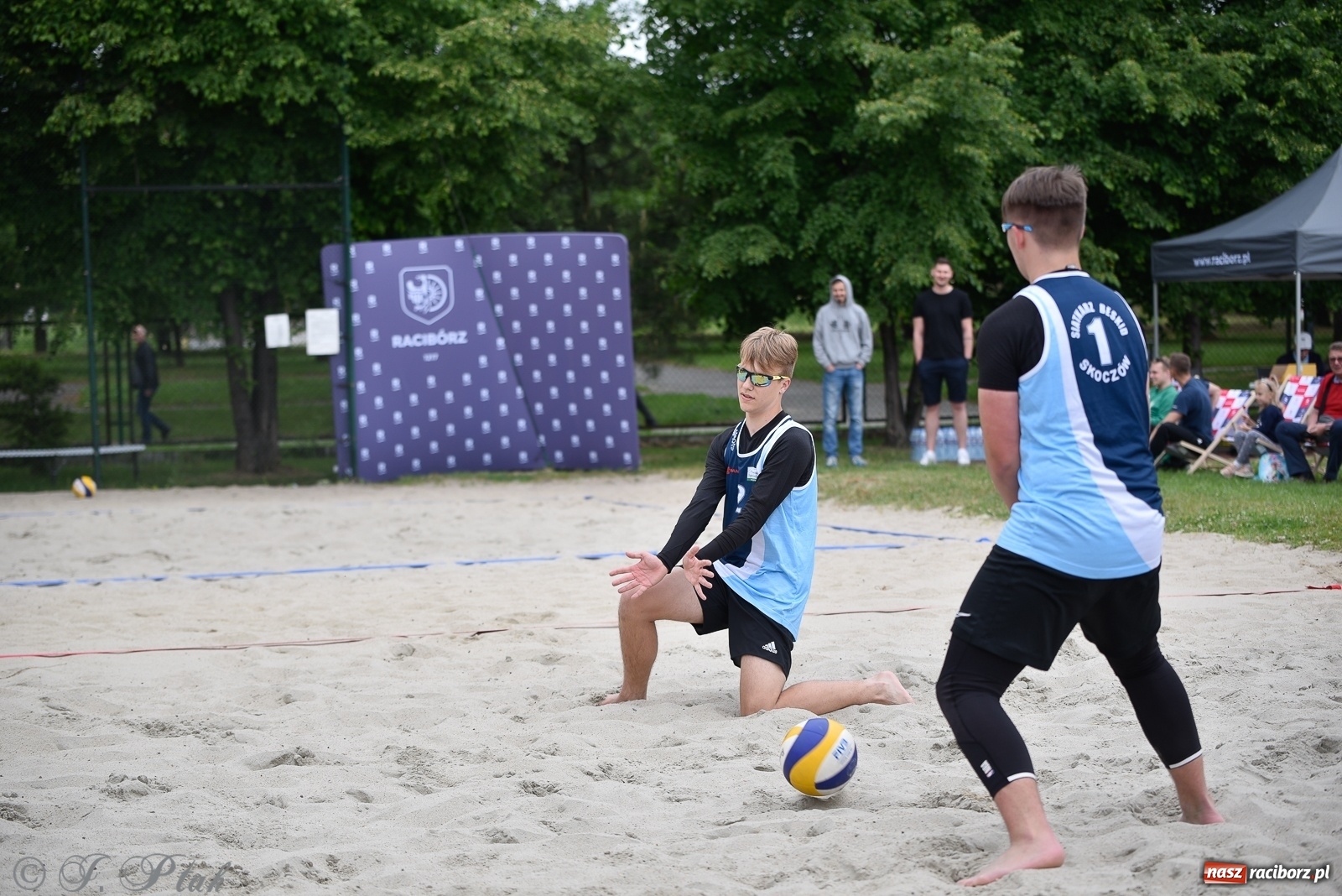 Zdjęcie w galerii na portalu naszraciborz.pl: Półfinał mistrzostw Śląska juniorów w siatkówce plażowej w Raciborzu i Krzanowicach [FOTO] wiadomości z regionu