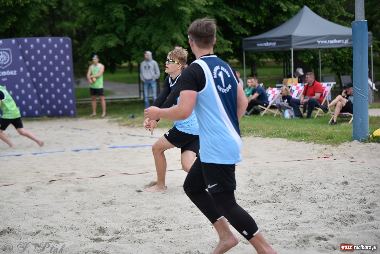Zdjęcie w galerii na portalu naszraciborz.pl: Półfinał mistrzostw Śląska juniorów w siatkówce plażowej w Raciborzu i Krzanowicach [FOTO] wiadomości z regionu
