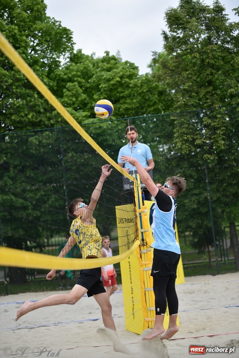 Zdjęcie w galerii na portalu naszraciborz.pl: Półfinał mistrzostw Śląska juniorów w siatkówce plażowej w Raciborzu i Krzanowicach [FOTO] wiadomości z regionu