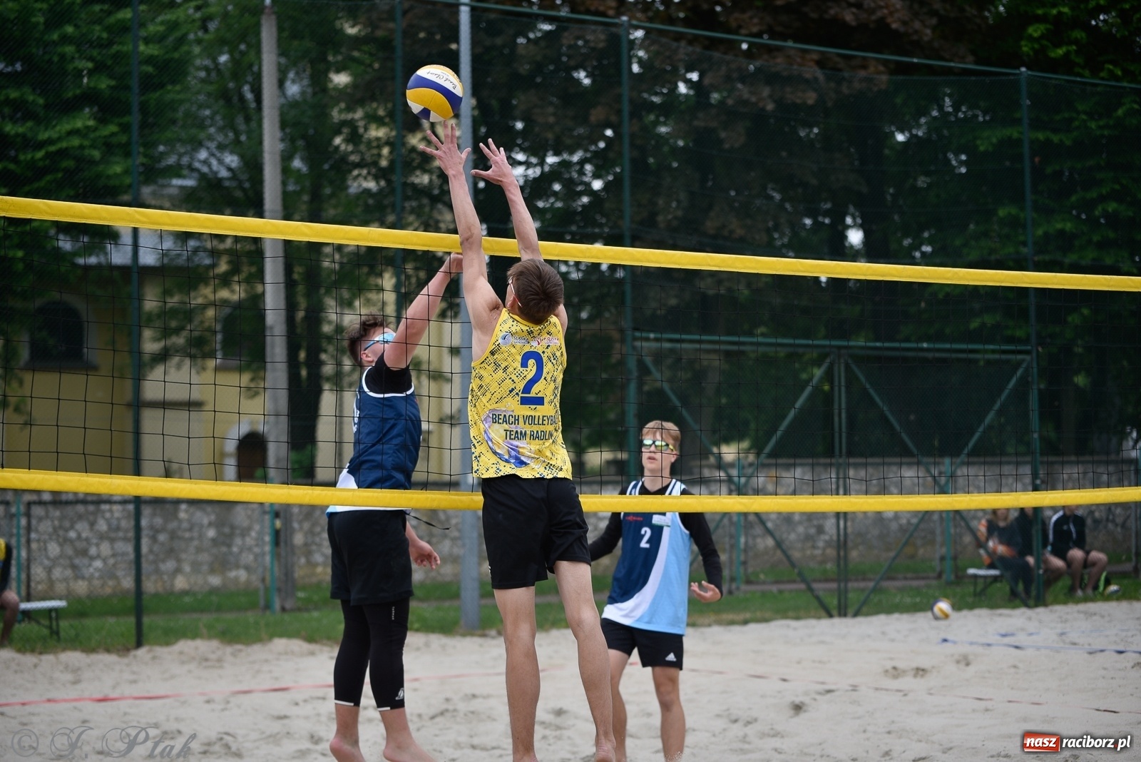 Zdjęcie w galerii na portalu naszraciborz.pl: Półfinał mistrzostw Śląska juniorów w siatkówce plażowej w Raciborzu i Krzanowicach [FOTO] wiadomości z regionu