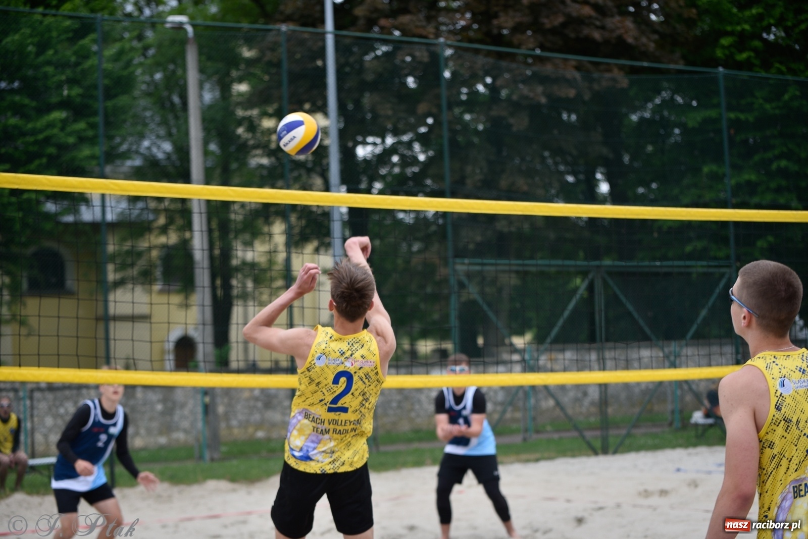 Zdjęcie w galerii na portalu naszraciborz.pl: Półfinał mistrzostw Śląska juniorów w siatkówce plażowej w Raciborzu i Krzanowicach [FOTO] wiadomości z regionu