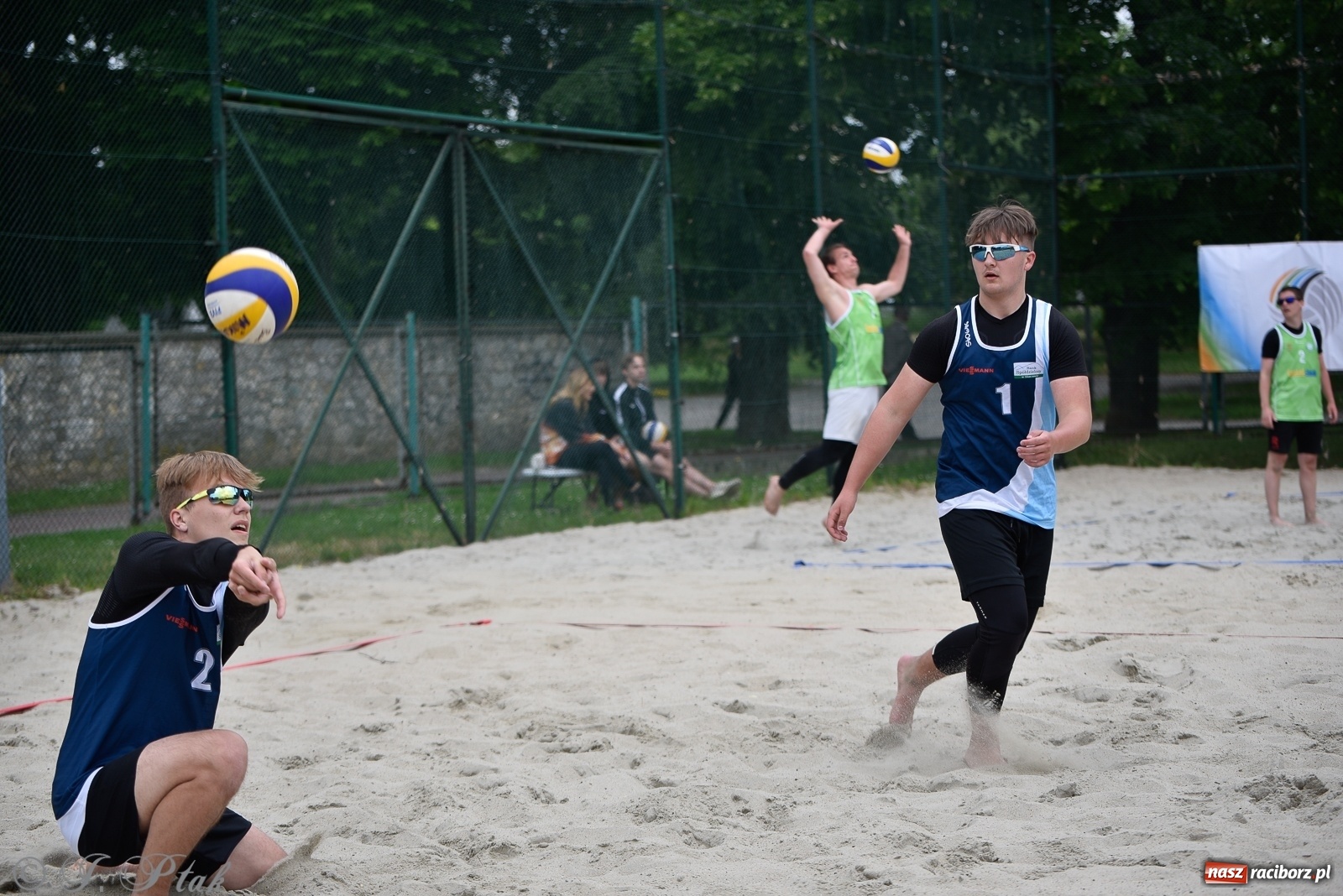 Zdjęcie w galerii na portalu naszraciborz.pl: Półfinał mistrzostw Śląska juniorów w siatkówce plażowej w Raciborzu i Krzanowicach [FOTO] wiadomości z regionu