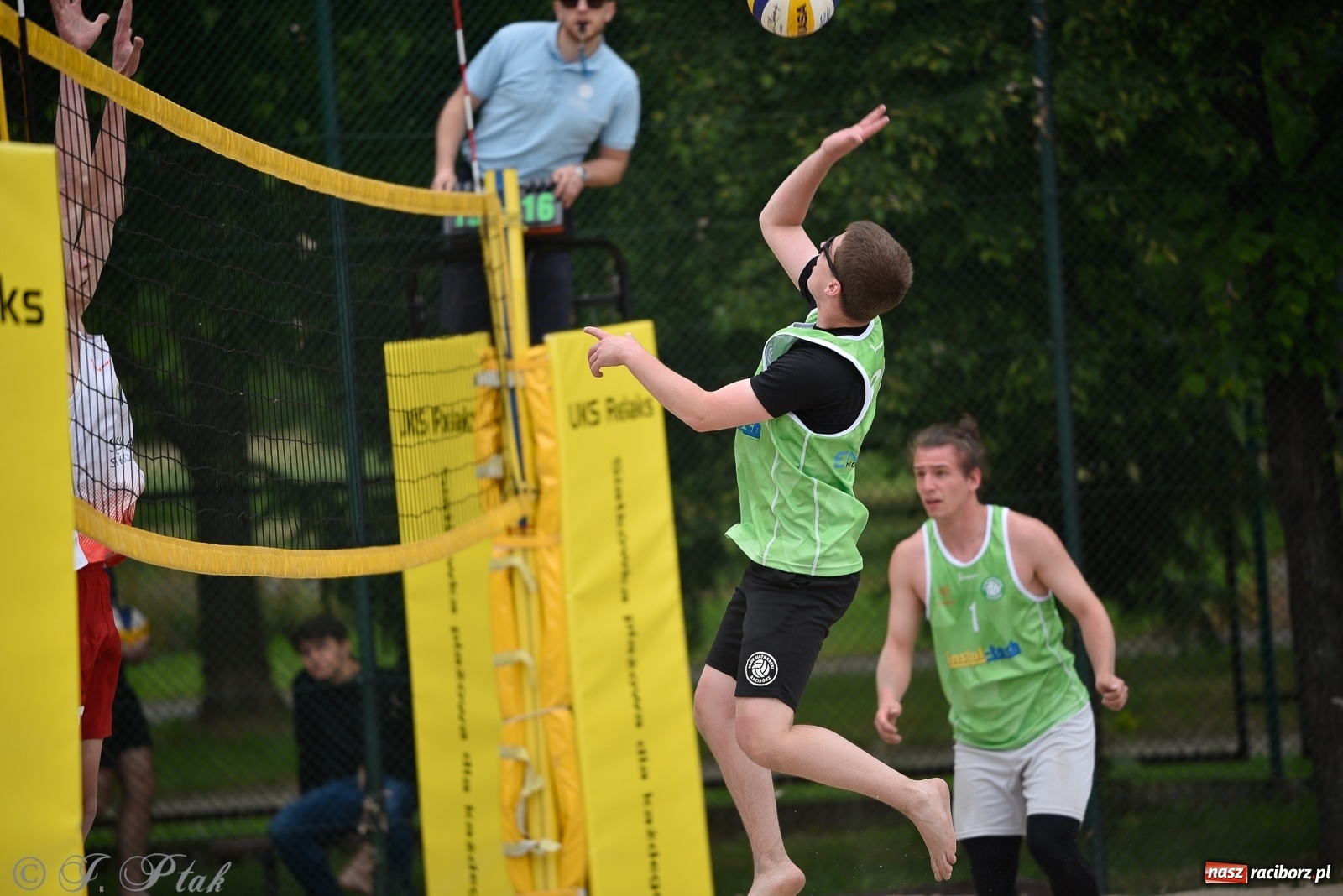 Zdjęcie w galerii na portalu naszraciborz.pl: Półfinał mistrzostw Śląska juniorów w siatkówce plażowej w Raciborzu i Krzanowicach [FOTO] wiadomości z regionu