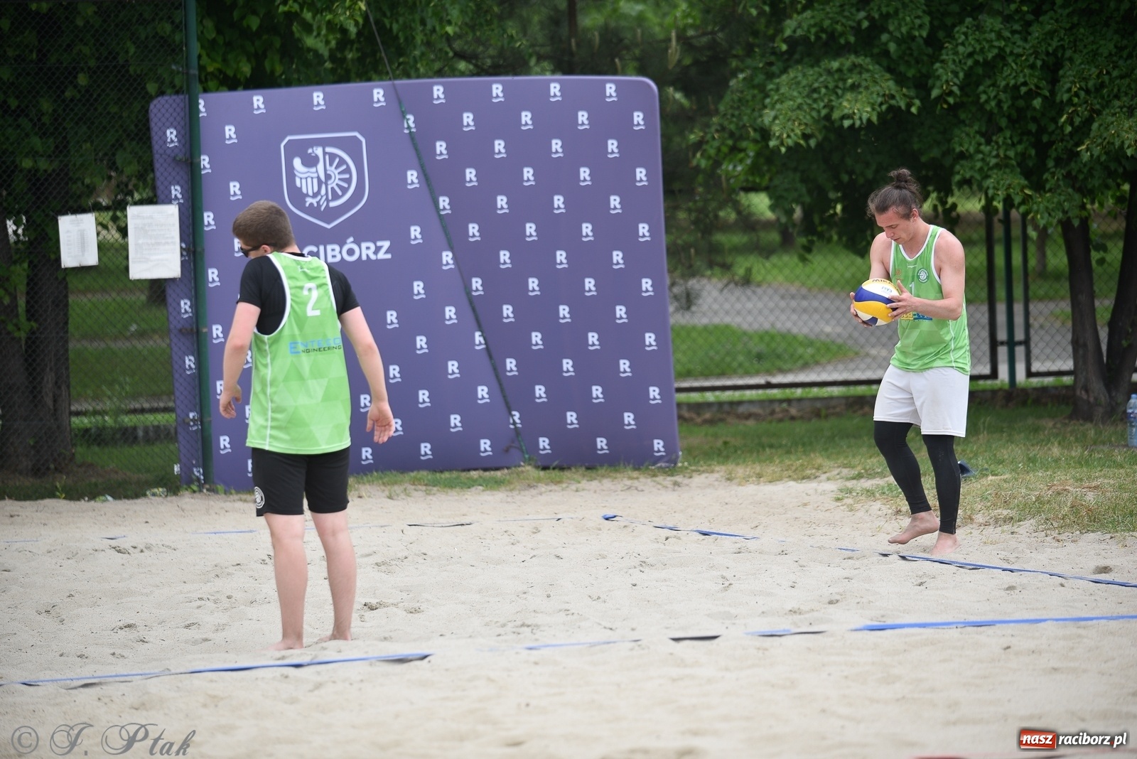 Zdjęcie w galerii na portalu naszraciborz.pl: Półfinał mistrzostw Śląska juniorów w siatkówce plażowej w Raciborzu i Krzanowicach [FOTO] wiadomości z regionu