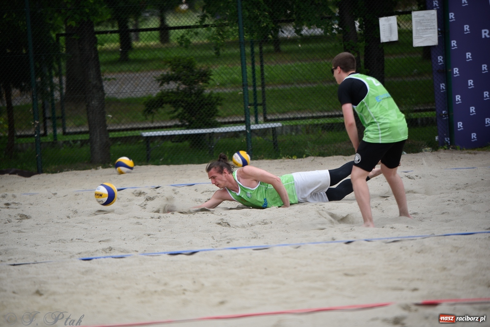 Zdjęcie w galerii na portalu naszraciborz.pl: Półfinał mistrzostw Śląska juniorów w siatkówce plażowej w Raciborzu i Krzanowicach [FOTO] wiadomości z regionu
