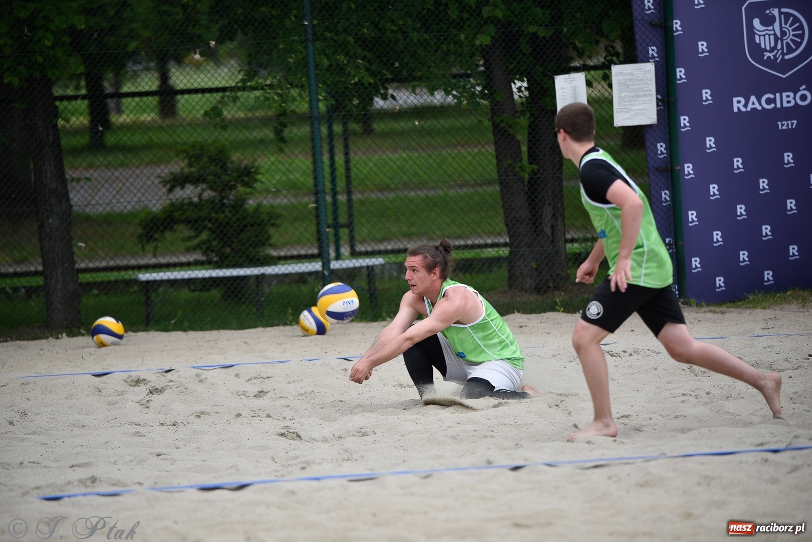 Zdjęcie w galerii na portalu naszraciborz.pl: Półfinał mistrzostw Śląska juniorów w siatkówce plażowej w Raciborzu i Krzanowicach [FOTO] wiadomości z regionu