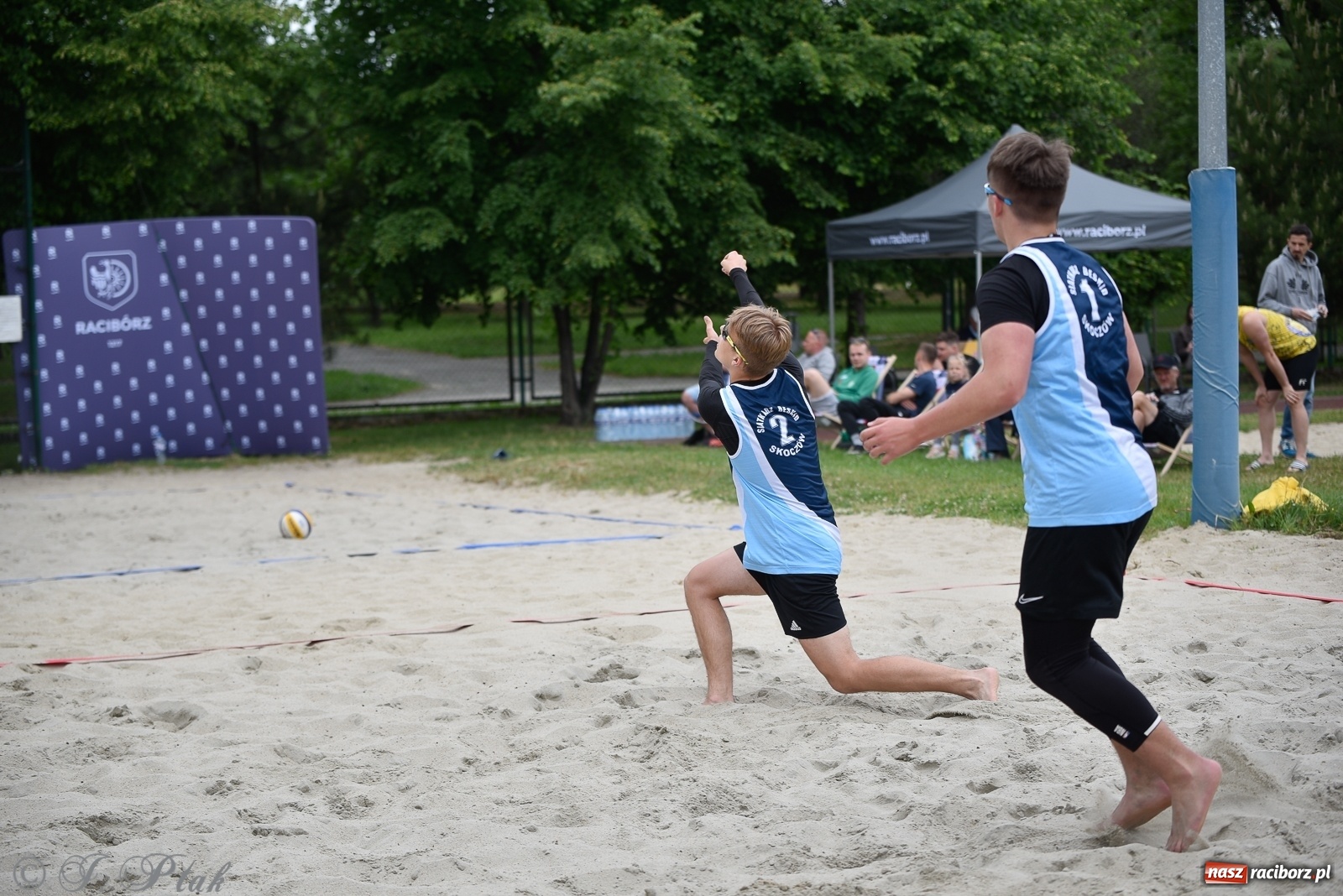 Zdjęcie w galerii na portalu naszraciborz.pl: Półfinał mistrzostw Śląska juniorów w siatkówce plażowej w Raciborzu i Krzanowicach [FOTO] wiadomości z regionu