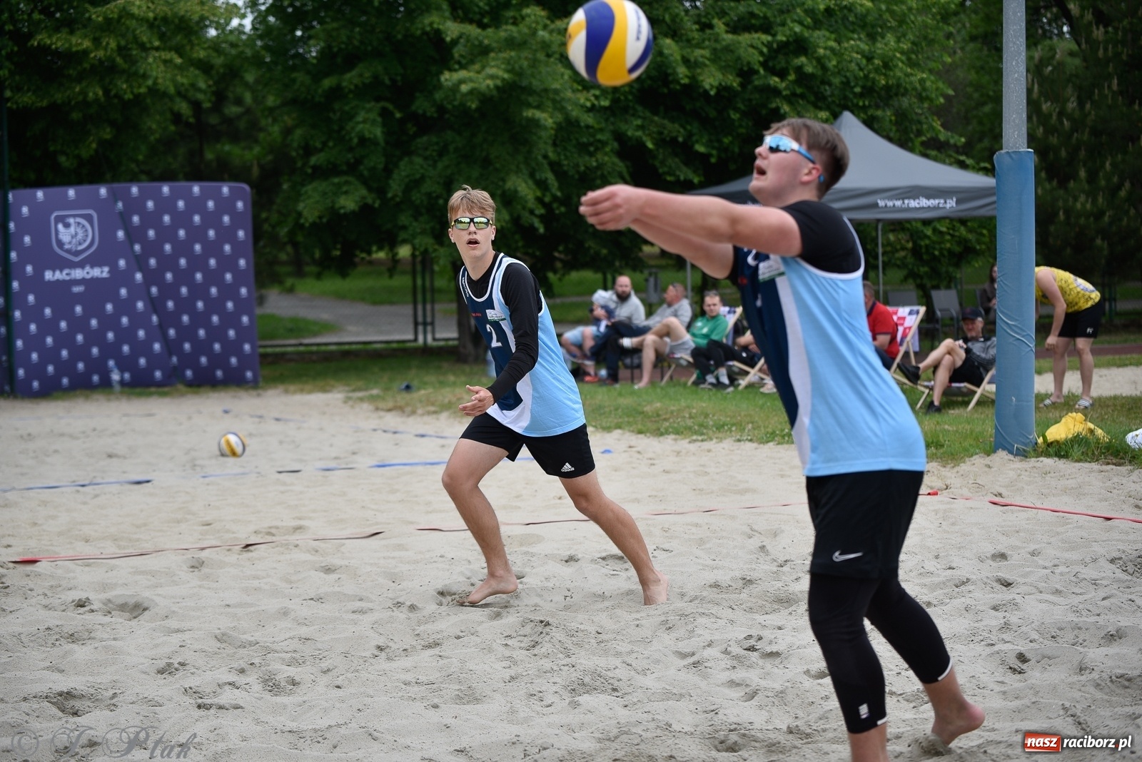 Zdjęcie w galerii na portalu naszraciborz.pl: Półfinał mistrzostw Śląska juniorów w siatkówce plażowej w Raciborzu i Krzanowicach [FOTO] wiadomości z regionu