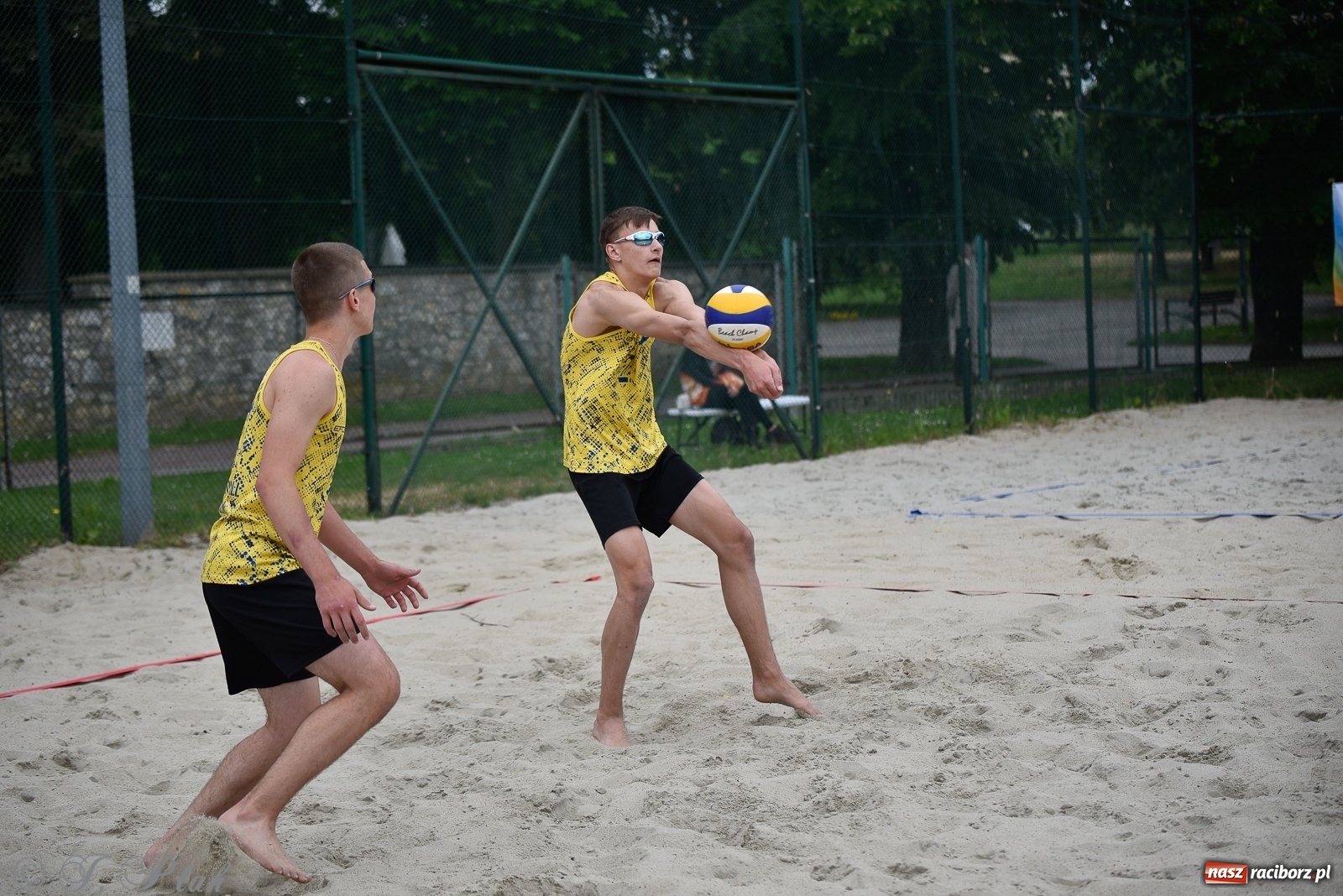Zdjęcie w galerii na portalu naszraciborz.pl: Półfinał mistrzostw Śląska juniorów w siatkówce plażowej w Raciborzu i Krzanowicach [FOTO] wiadomości z regionu