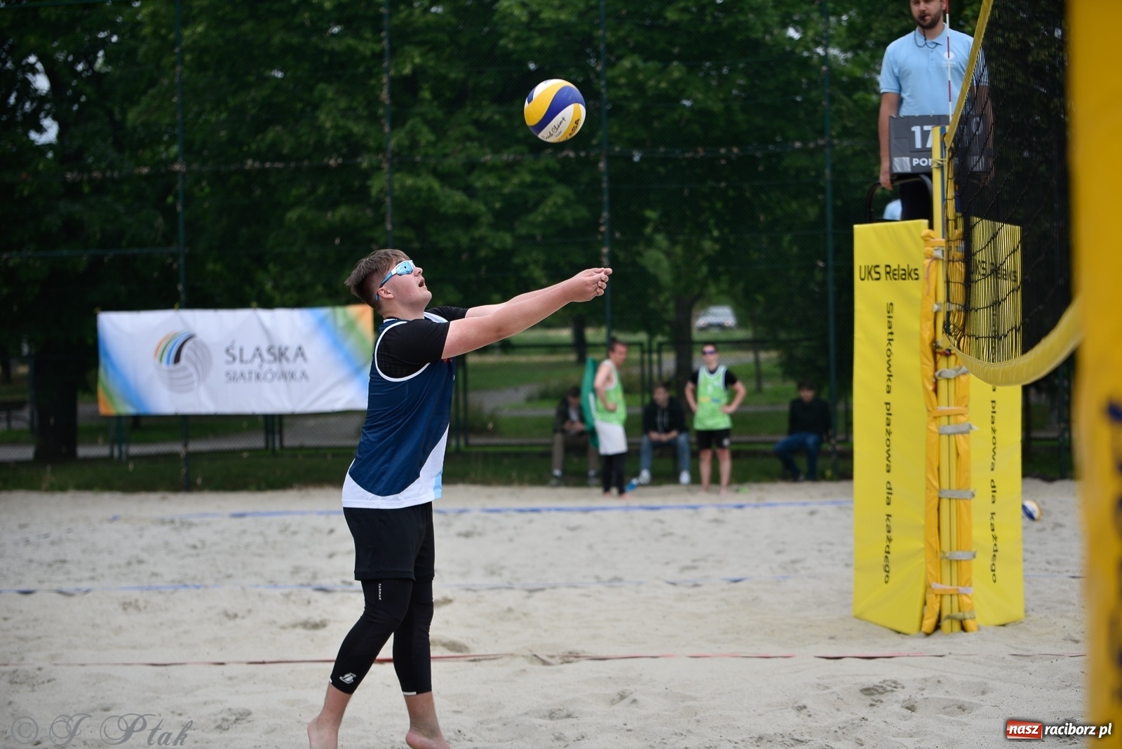 Zdjęcie w galerii na portalu naszraciborz.pl: Półfinał mistrzostw Śląska juniorów w siatkówce plażowej w Raciborzu i Krzanowicach [FOTO] wiadomości z regionu