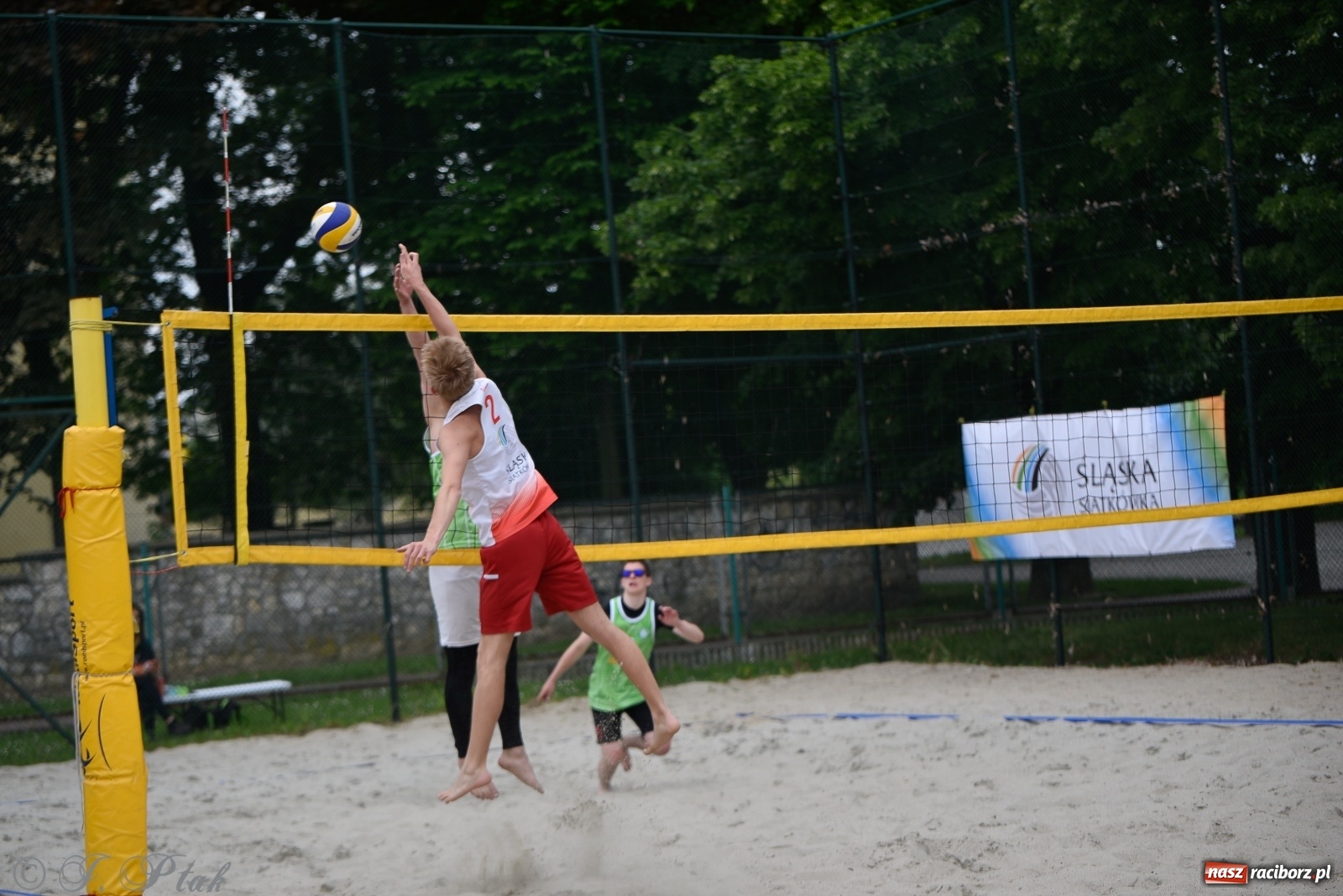 Zdjęcie w galerii na portalu naszraciborz.pl: Półfinał mistrzostw Śląska juniorów w siatkówce plażowej w Raciborzu i Krzanowicach [FOTO] wiadomości z regionu