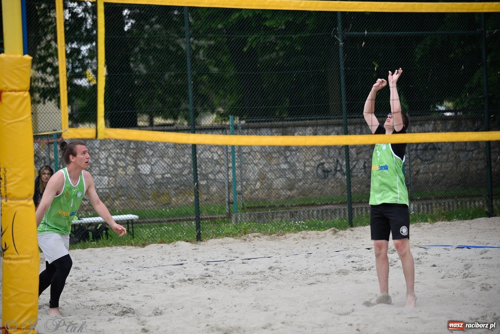 Zdjęcie w galerii na portalu naszraciborz.pl: Półfinał mistrzostw Śląska juniorów w siatkówce plażowej w Raciborzu i Krzanowicach [FOTO] wiadomości z regionu