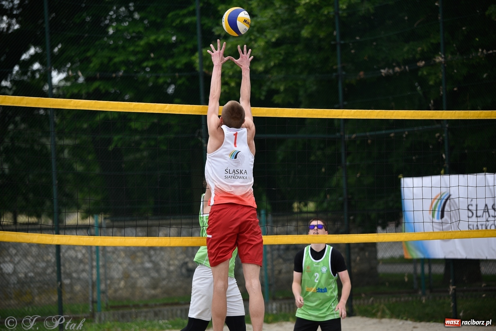 Zdjęcie w galerii na portalu naszraciborz.pl: Półfinał mistrzostw Śląska juniorów w siatkówce plażowej w Raciborzu i Krzanowicach [FOTO] wiadomości z regionu