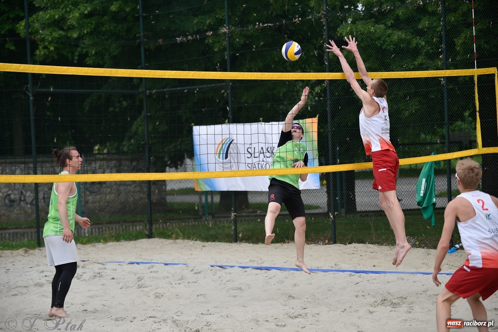 Zdjęcie w galerii na portalu naszraciborz.pl: Półfinał mistrzostw Śląska juniorów w siatkówce plażowej w Raciborzu i Krzanowicach [FOTO] wiadomości z regionu