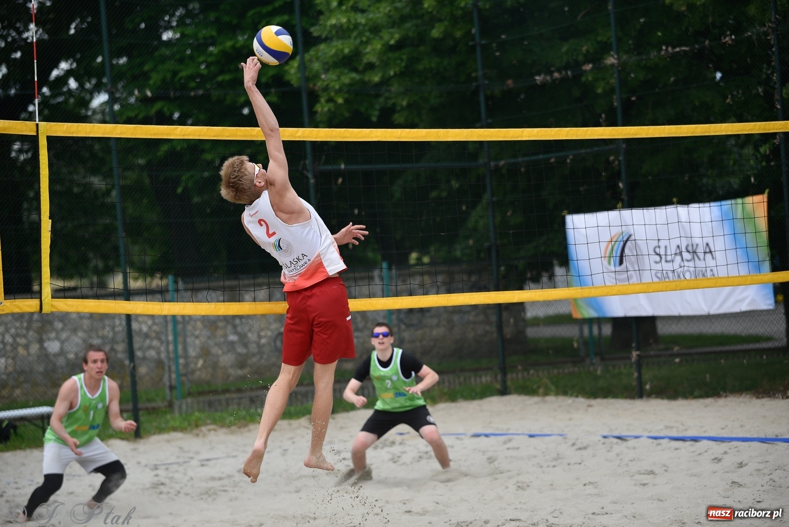 Zdjęcie w galerii na portalu naszraciborz.pl: Półfinał mistrzostw Śląska juniorów w siatkówce plażowej w Raciborzu i Krzanowicach [FOTO] wiadomości z regionu