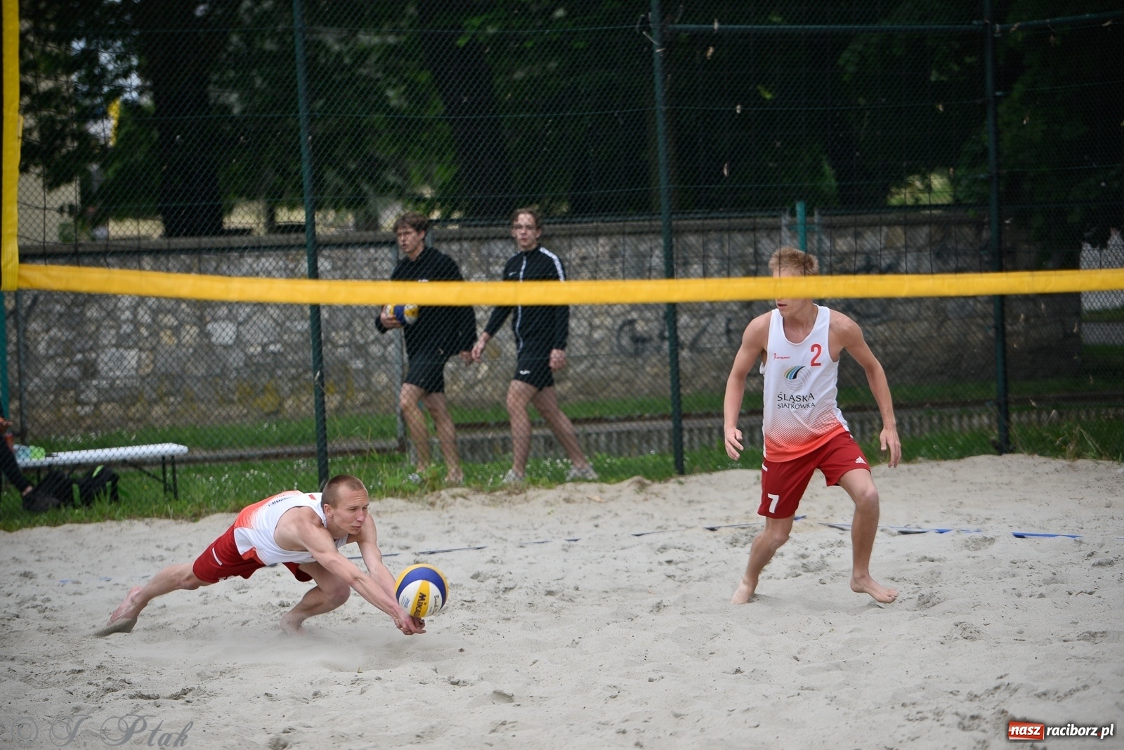 Zdjęcie w galerii na portalu naszraciborz.pl: Półfinał mistrzostw Śląska juniorów w siatkówce plażowej w Raciborzu i Krzanowicach [FOTO] wiadomości z regionu