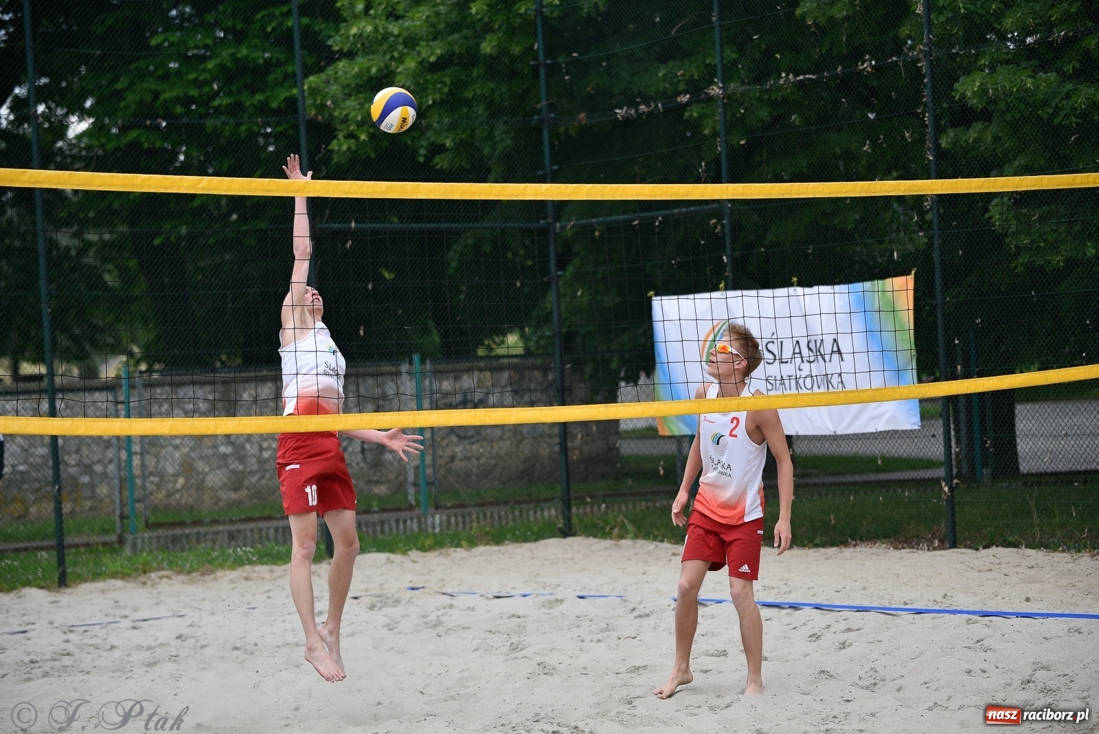Zdjęcie w galerii na portalu naszraciborz.pl: Półfinał mistrzostw Śląska juniorów w siatkówce plażowej w Raciborzu i Krzanowicach [FOTO] wiadomości z regionu