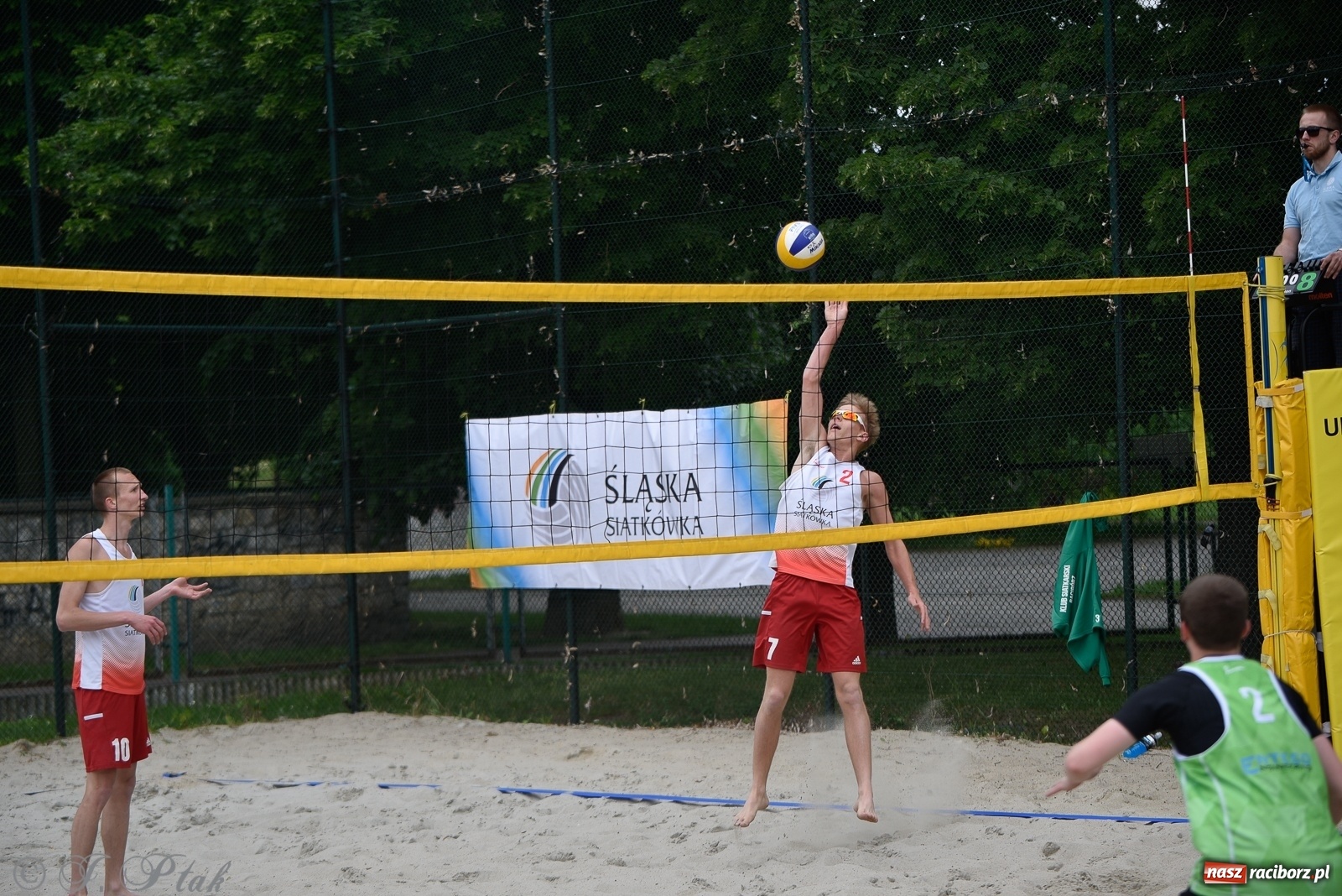 Zdjęcie w galerii na portalu naszraciborz.pl: Półfinał mistrzostw Śląska juniorów w siatkówce plażowej w Raciborzu i Krzanowicach [FOTO] wiadomości z regionu