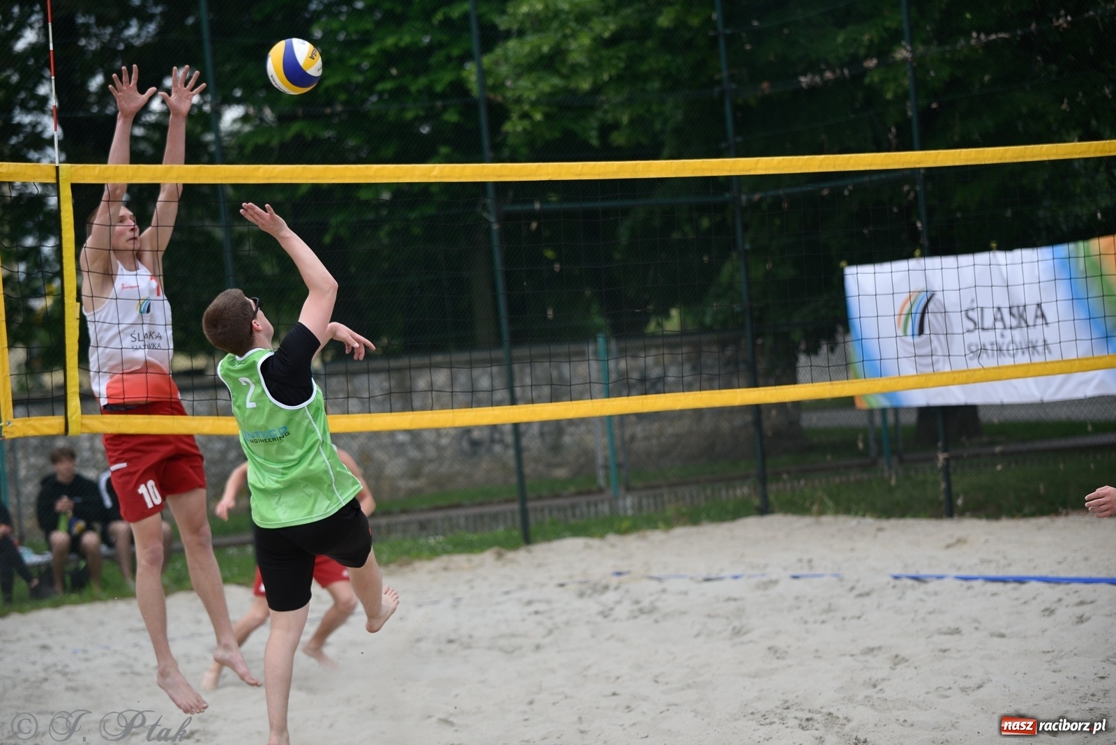 Zdjęcie w galerii na portalu naszraciborz.pl: Półfinał mistrzostw Śląska juniorów w siatkówce plażowej w Raciborzu i Krzanowicach [FOTO] wiadomości z regionu