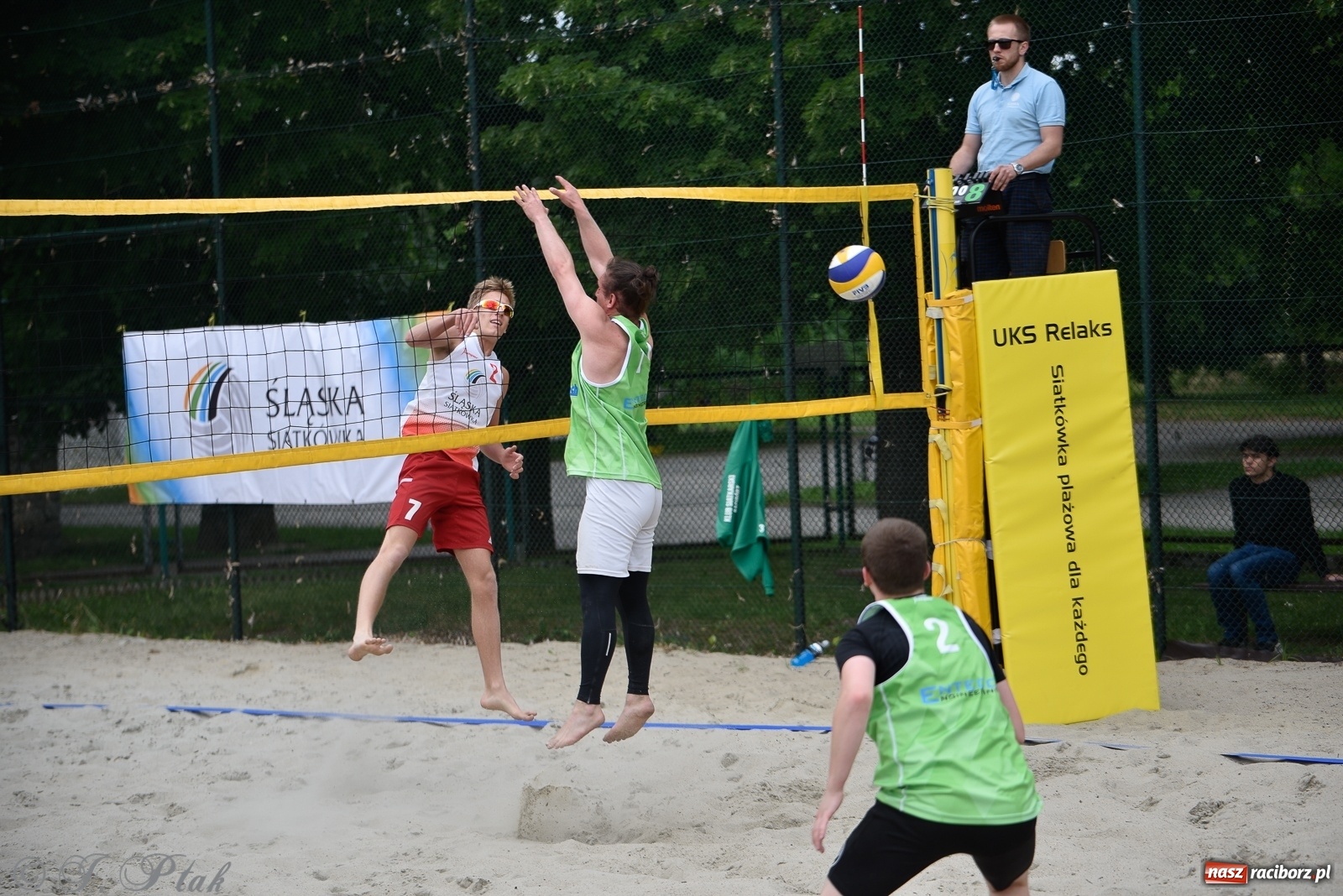 Zdjęcie w galerii na portalu naszraciborz.pl: Półfinał mistrzostw Śląska juniorów w siatkówce plażowej w Raciborzu i Krzanowicach [FOTO] wiadomości z regionu