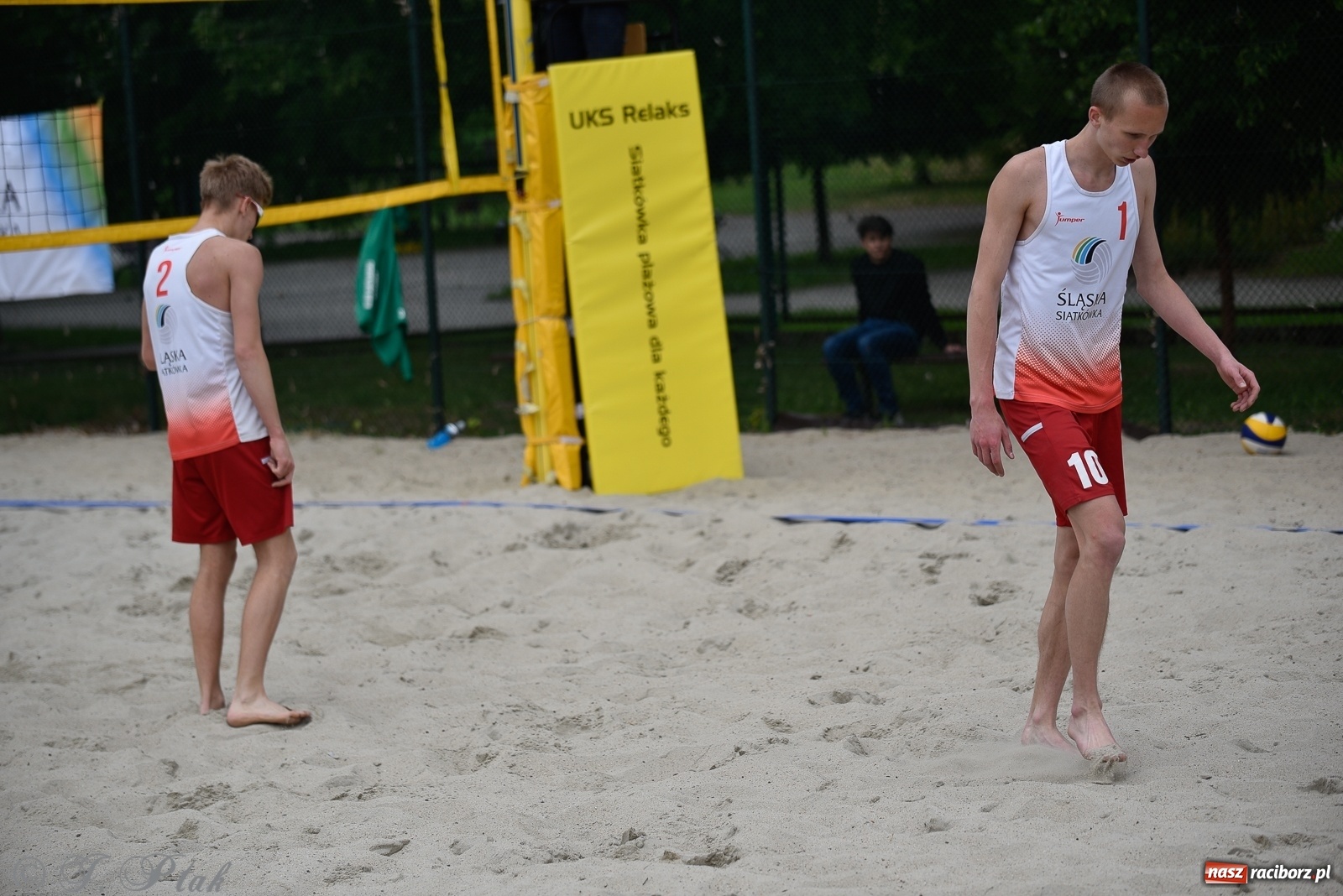 Zdjęcie w galerii na portalu naszraciborz.pl: Półfinał mistrzostw Śląska juniorów w siatkówce plażowej w Raciborzu i Krzanowicach [FOTO] wiadomości z regionu