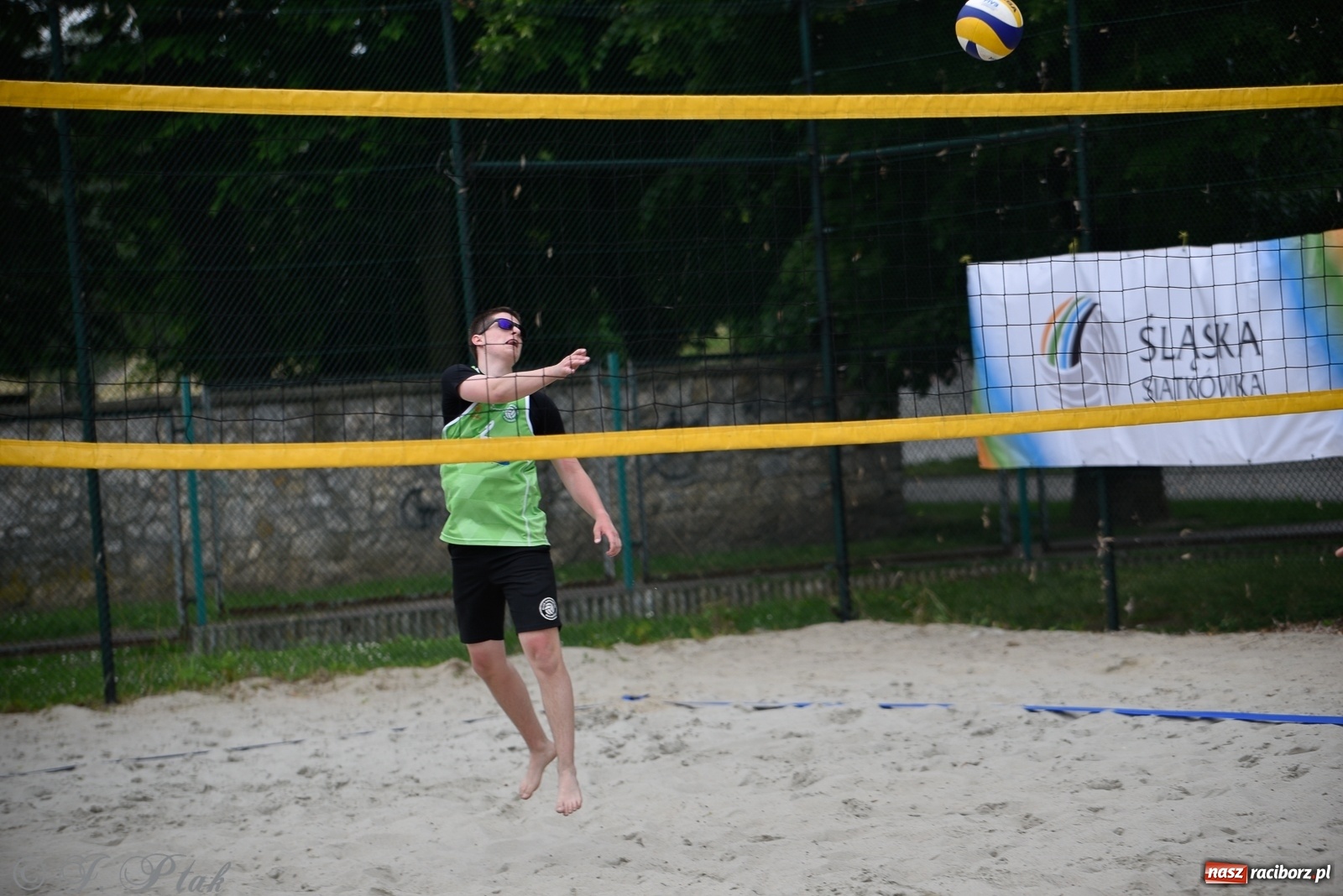 Zdjęcie w galerii na portalu naszraciborz.pl: Półfinał mistrzostw Śląska juniorów w siatkówce plażowej w Raciborzu i Krzanowicach [FOTO] wiadomości z regionu