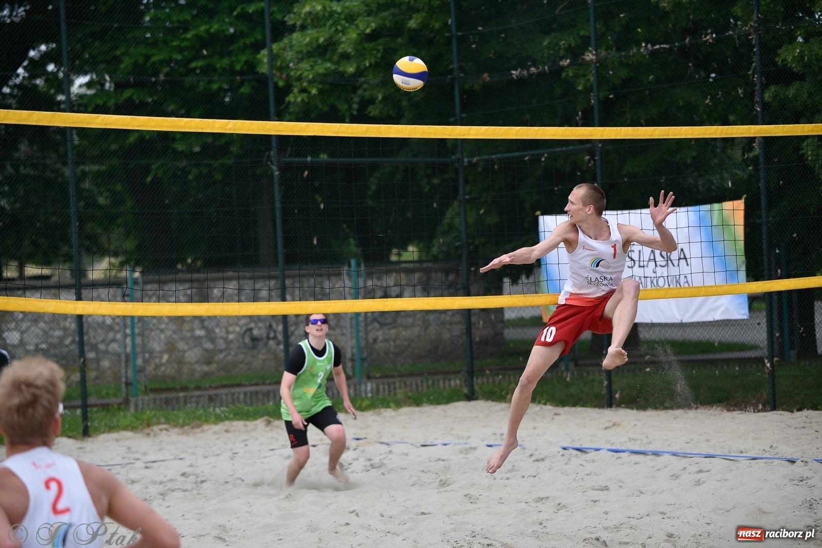 Zdjęcie w galerii na portalu naszraciborz.pl: Półfinał mistrzostw Śląska juniorów w siatkówce plażowej w Raciborzu i Krzanowicach [FOTO] wiadomości z regionu